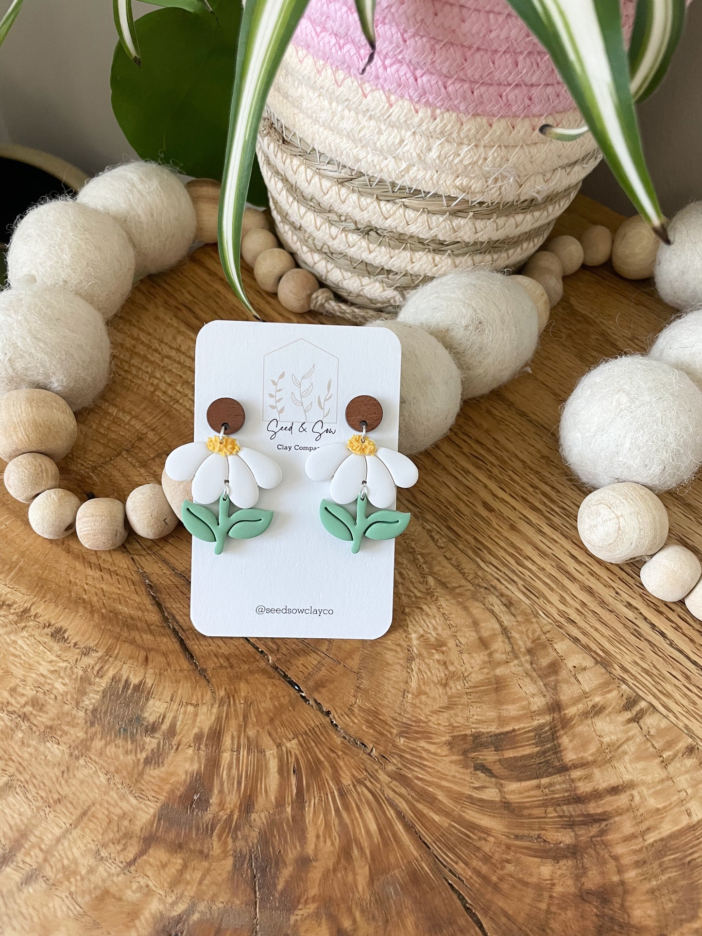 Daisy Dangle on Wood Post